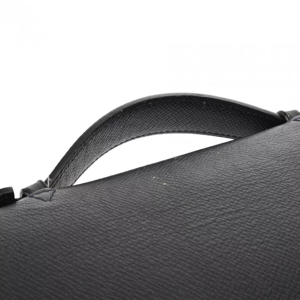 LOUIS VUITTON Taiga Boreal M32640 bag - Picture 4 of 12